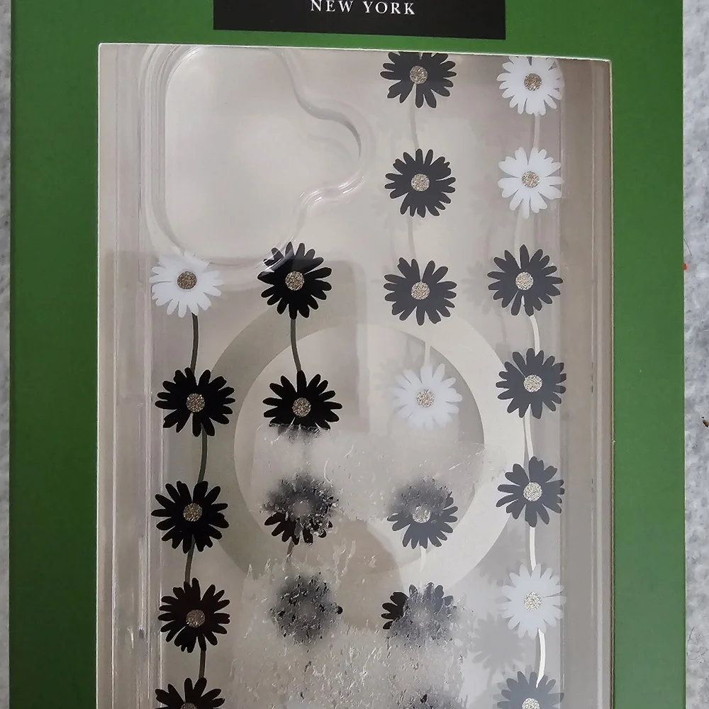 Kate Spade Iphone 16 Black And White Daisy MagSafe Phone Case